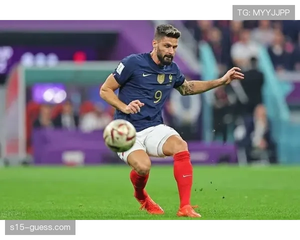 吉鲁打破进球荒后手指天空,接受全场球迷起立致敬。