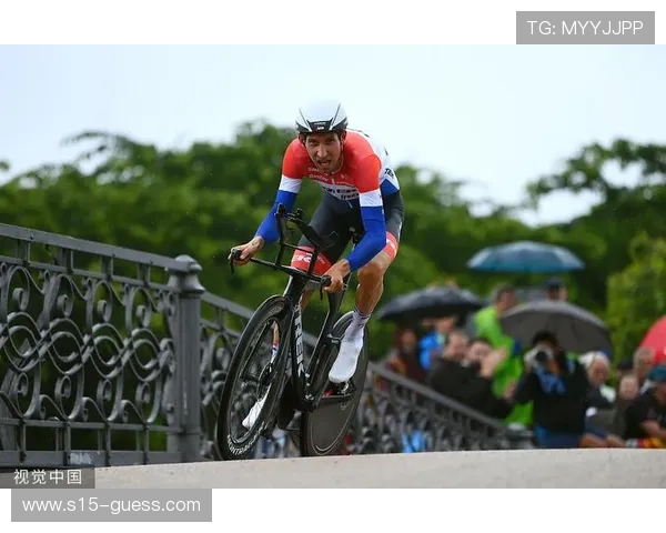 环法自行车赛落幕 总成绩黄衫归属悬念揭晓